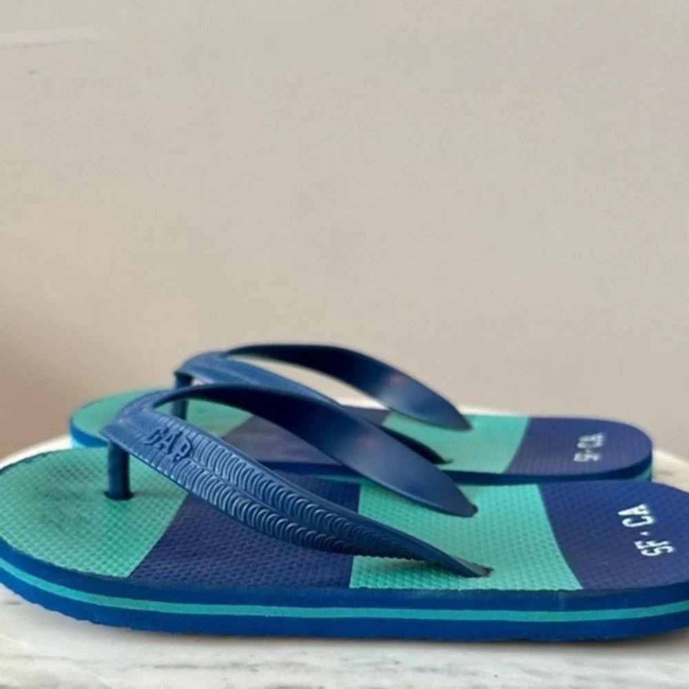 🔴GAP m Boys 3 / 4 Flip Flop Sandals. Navy green blue Striped Sandals size 1-2
